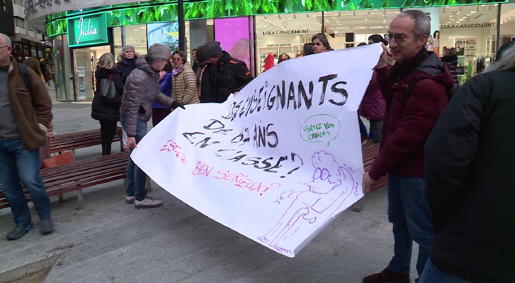 Una trentena de docents de l'escola francesa es manifesten en contra de la reforma de les pensions de Macron