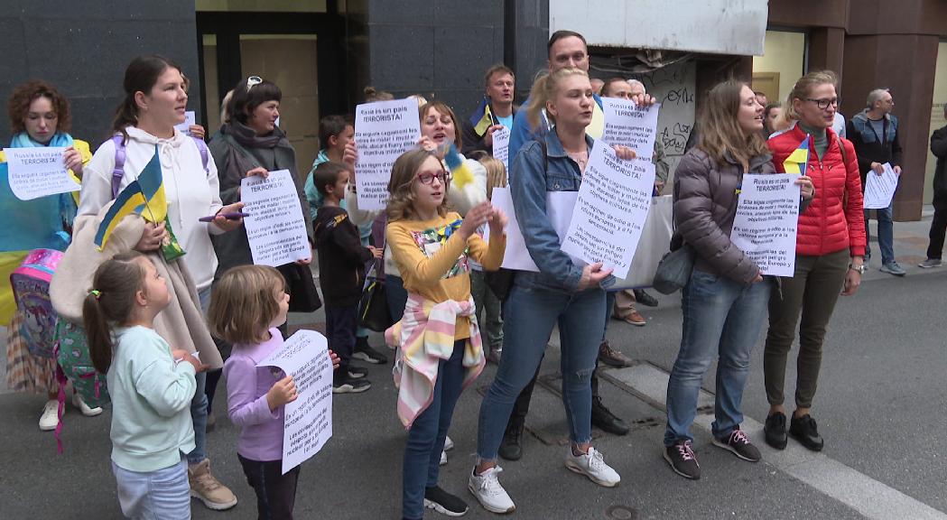 Una trentena d'ucraïnesos es manifesten després dels darrers atacs i bombardejos