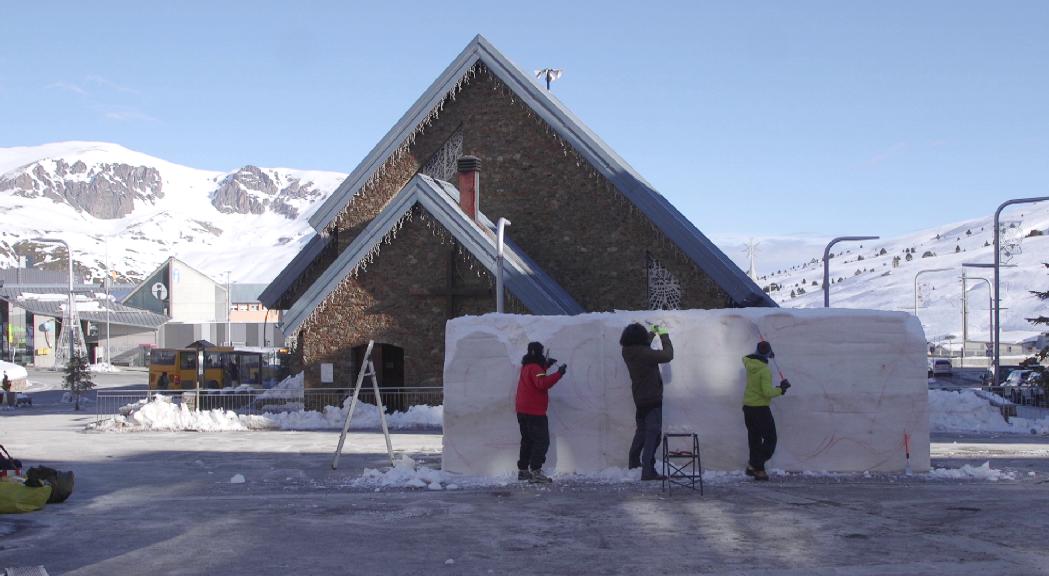 Tres artistes del país creen una gran escultura de neu a Pas de la Casa