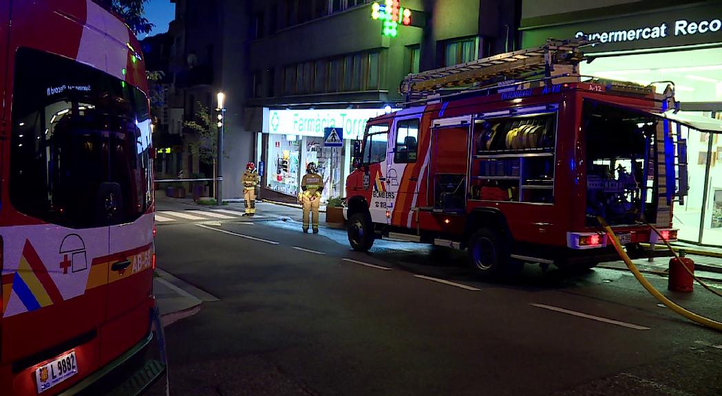 Dos ferits lleus per inhalació de fum en un incendi a un bloc de pisos a Encamp 