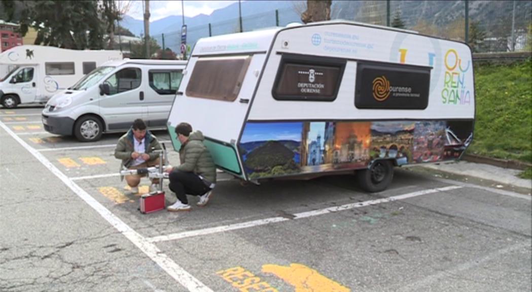 Tres joves viatgen per Europa amb una caravana autosostenible per conscienciar sobre el medi ambient