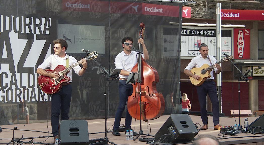 El trio Jamais Deux sans Trois tanca els concerts de jazz al carrer