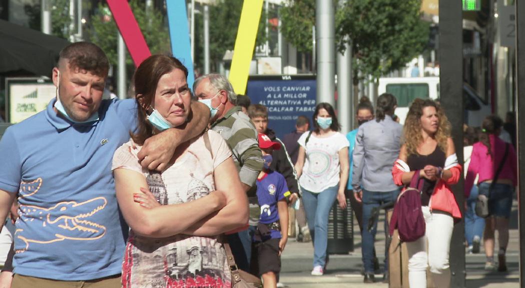 Turistes despistats amb la relaxació de l'ús de la mascareta