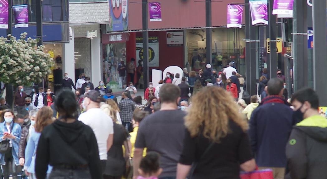 Els turistes espanyols omplen l'eix comercial en el primer dia d'un cap de setmana llarg 