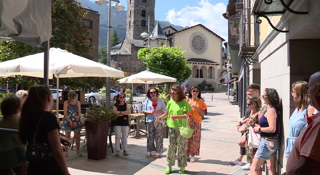 Els turistes gaudeixen dels Itineraris culturals d'Andorra la Vella de la mà de les Veïnes del Barri Antic