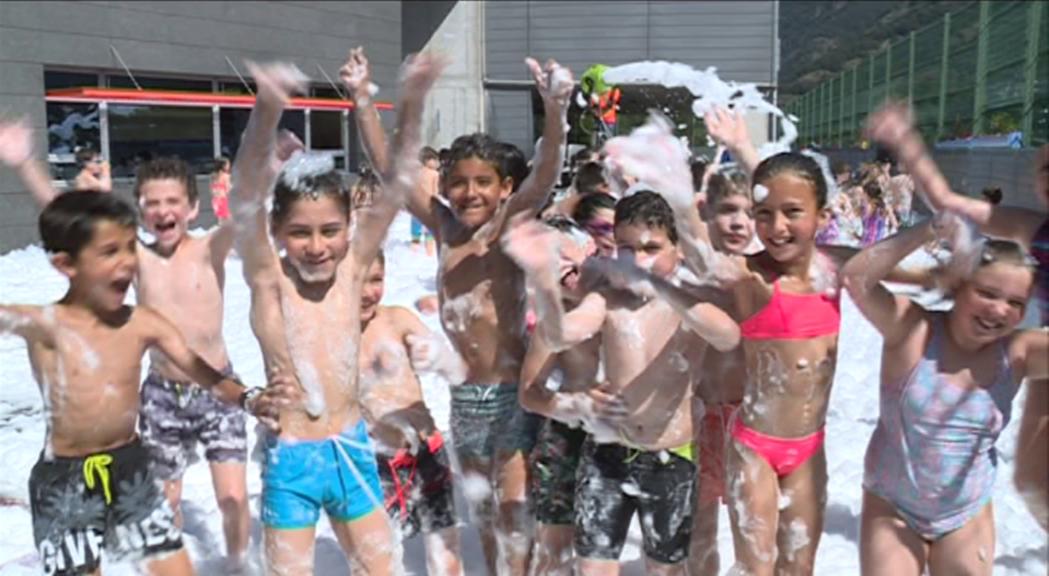 Últim dia d'escola amb jocs d'aigua per combatre la calor