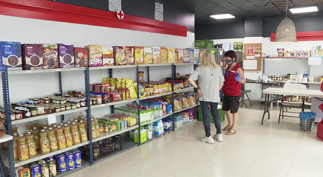 Els usuaris de la botiga solidària de la Creu Roja van a la baixa i se situen pels volts del centenar