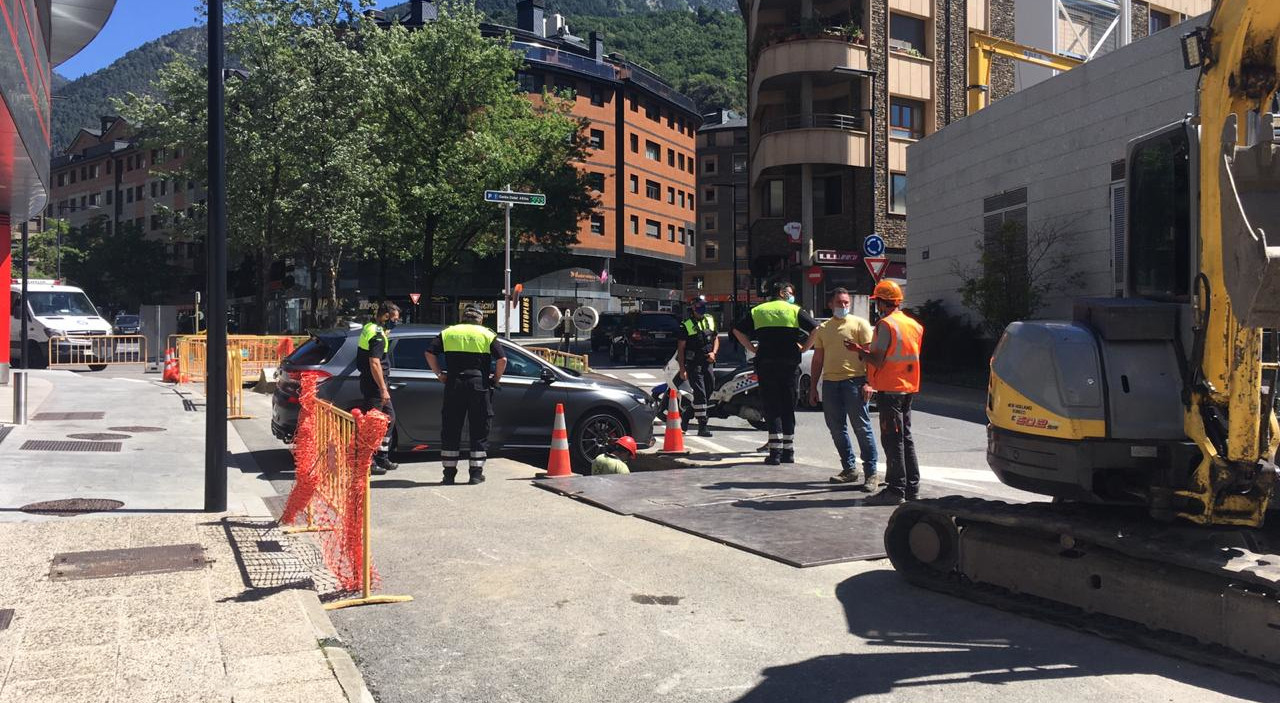 Un vehicle queda entrampat en una rasa a la Baixada del Molí d'Andorra la Vella