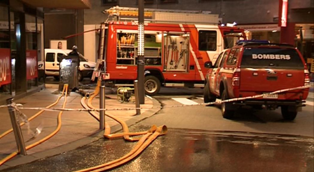 Els veïns del carrer de les Canals  afectats per la fuita d'aigua recuperen la llum 9 hores després