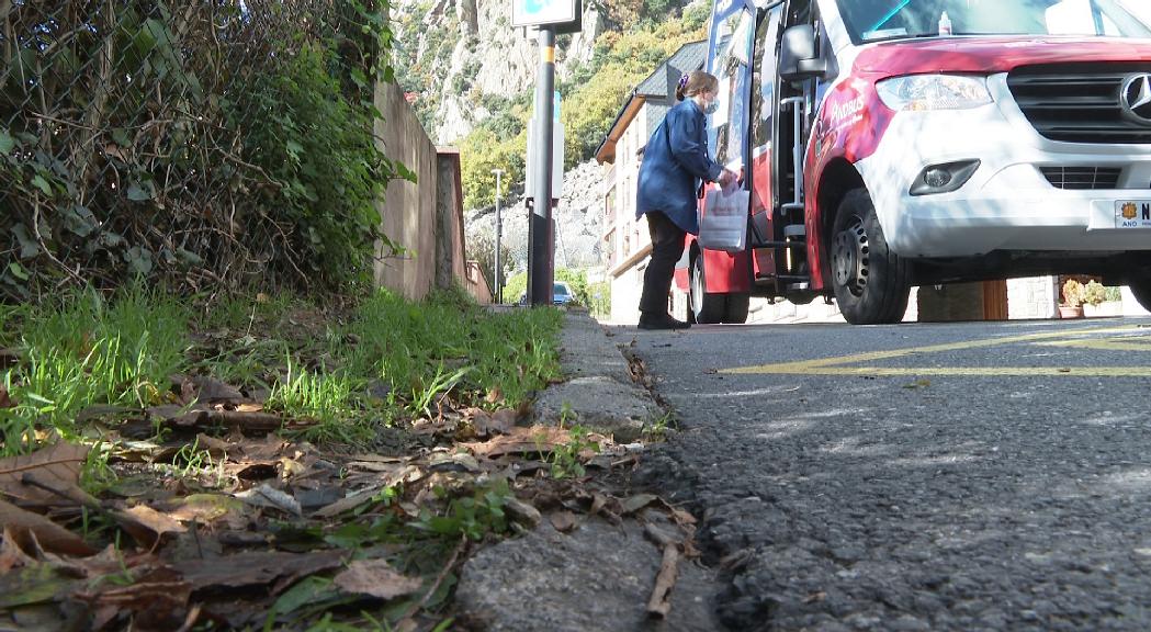 Veïns del carrer Gil Torres d'Andorra la Vella denuncien el mal estat de les voreres i la degradació de l'antic hospital