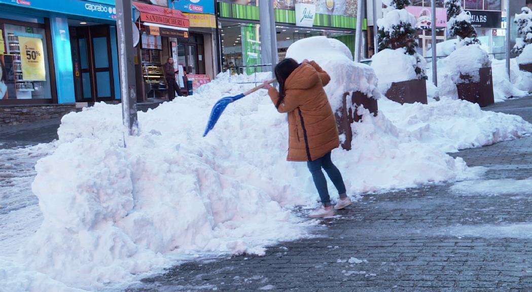 Els veïns del Pas de la Casa es queixen de les grans acumulacions de neu als carrers