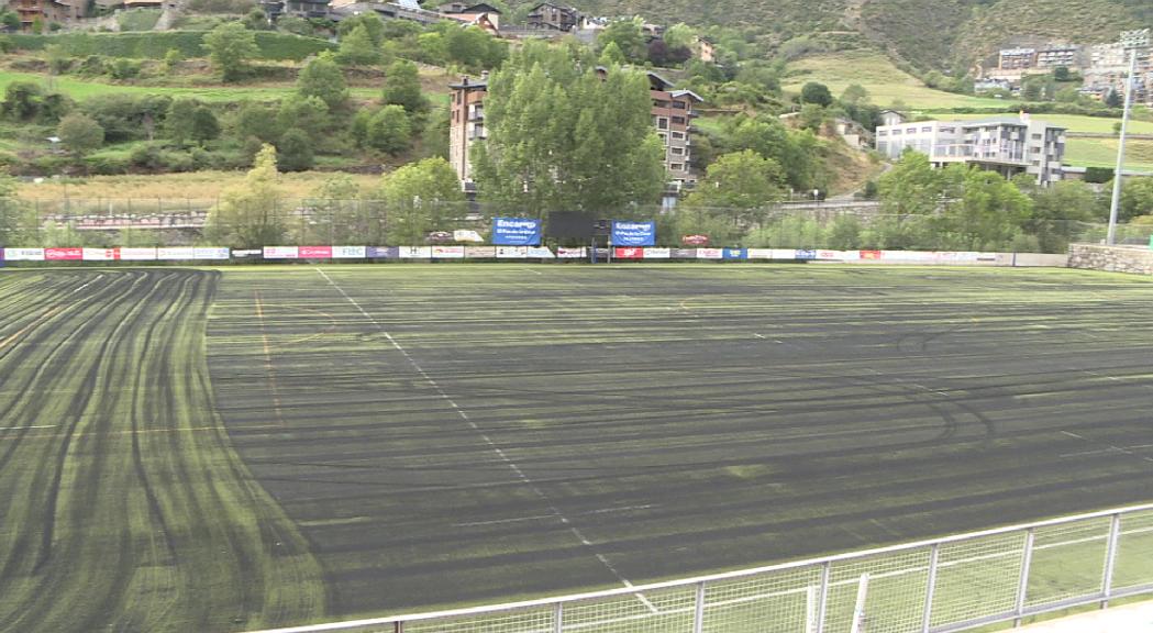 Vessament de cautxú al riu per les obres a Prada de Moles