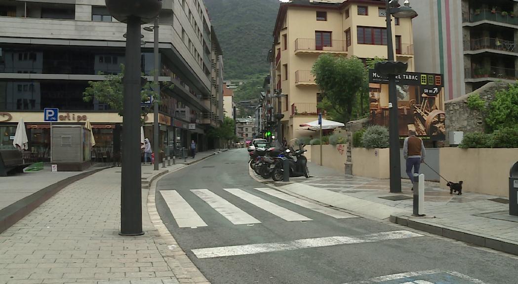 En vigor l'obligació de portar aigua i bosses per netejar les necessitats dels gossos a Sant Julià