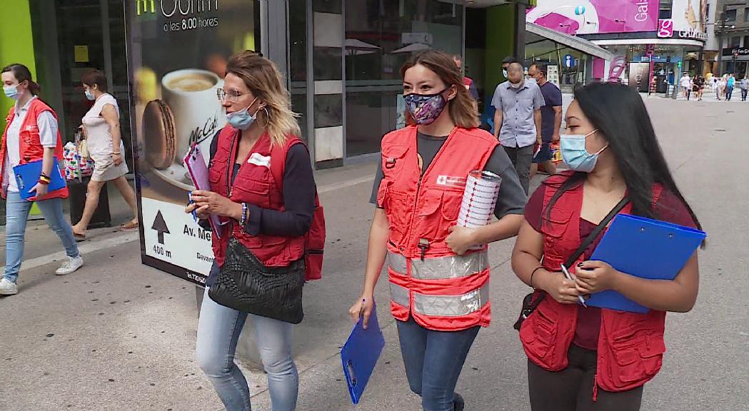 Una vintena de voluntaris de la Creu Roja busca suport per a l'organització als carrers