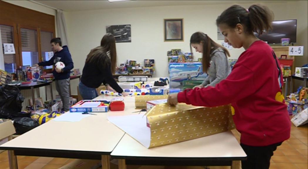 Els voluntaris que emboliquen els regals, il·lusionats per ajudar a fer feliços molts nens amb 'Entre tots fem Nadal' 