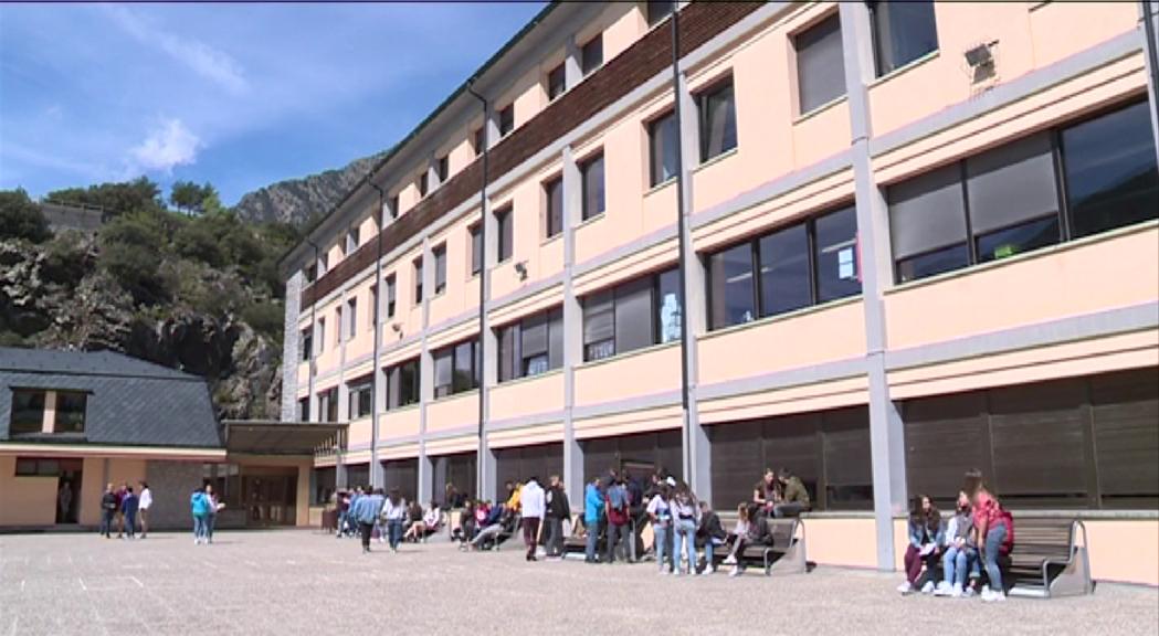 La xifra d'alumnat de primera i segona ensenyança es manté en els 11.000