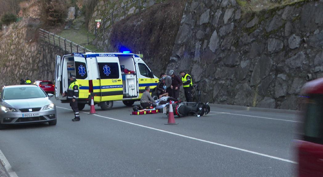 Un turisme i una motocicleta amb matrícula andorrana han t