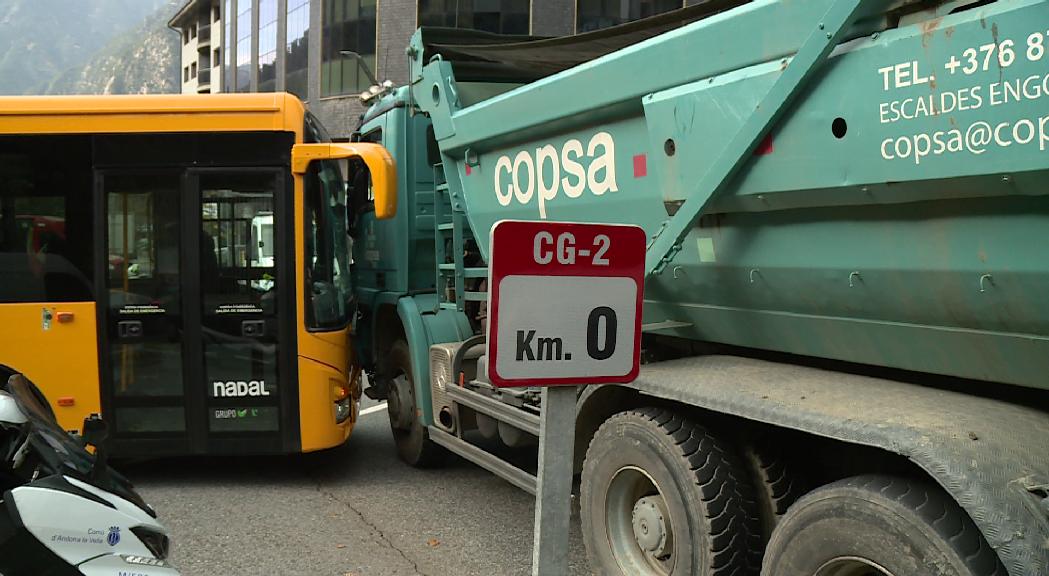 Un xoc a la rotonda del Km 0 entre dos camions i un autobús es salda amb un ferit lleu