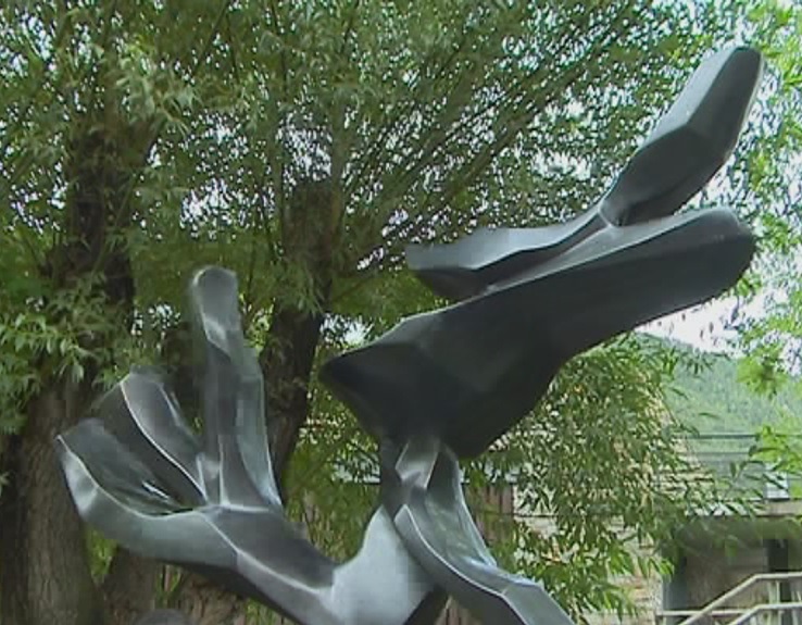 BPA cedeix al comú d'Ordino l'escultura "L'arbre de la pau" de Hedva Ser