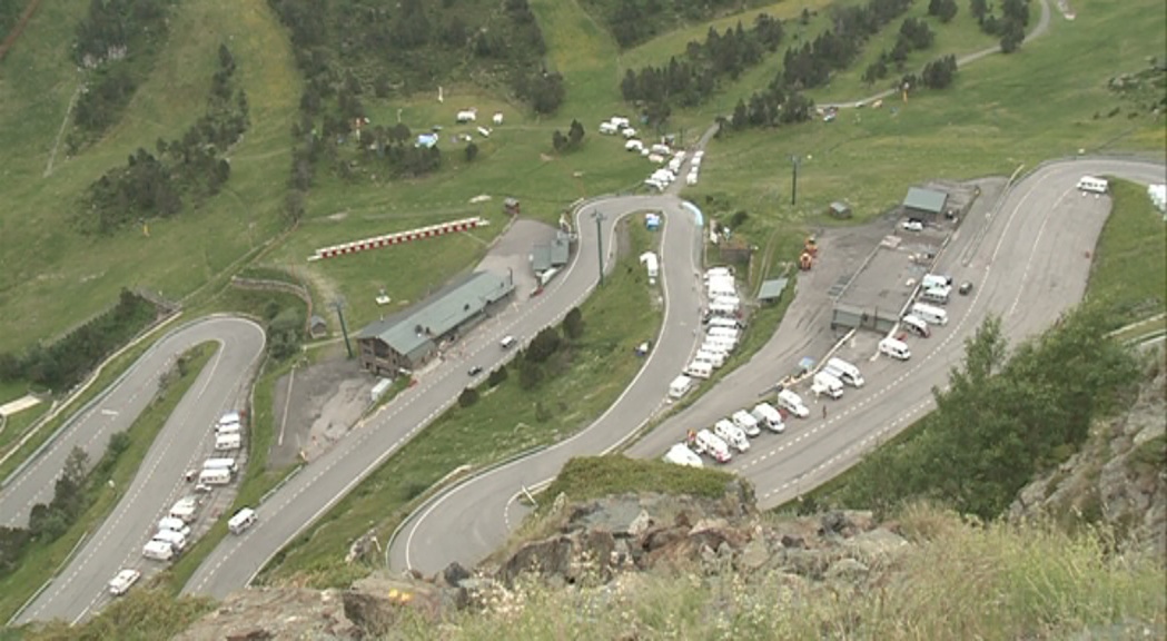 Els aficionats se situen per gaudir de les millors vistes del Tour