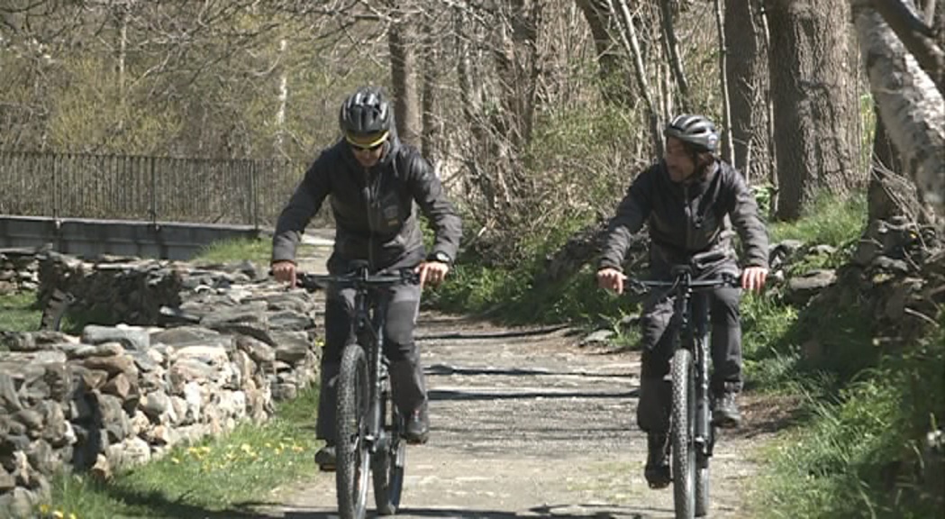 Els banders se sumen a la mobilitat sostenible amb dues bicicletes elèctriques