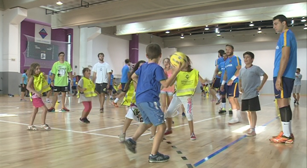 El Barça d'handbol es troba amb els més petits