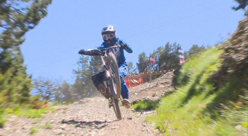 Figures mundials de descens inauguren el bike Park de Grandvalira