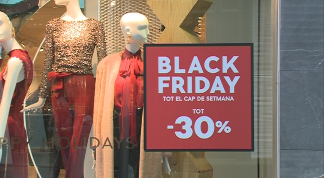 El Black Friday omple de turistes les zones comercials