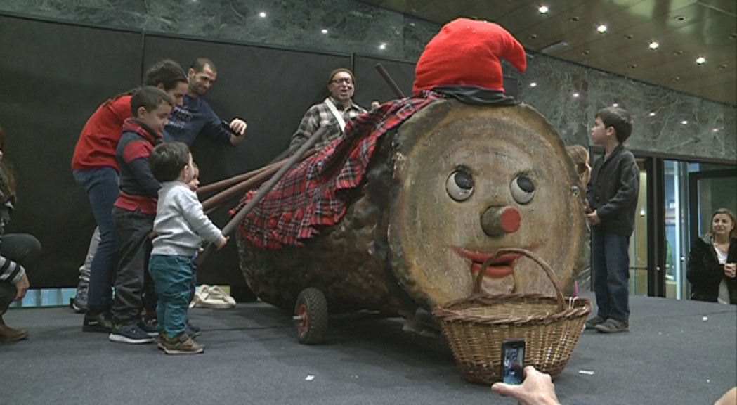 El tió reparteix regals a Sant Julià per Sant Esteve