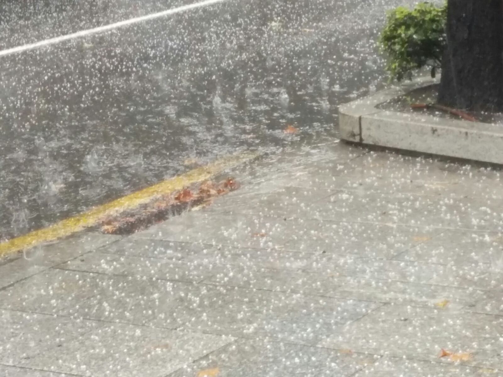 Amb la baixada de temperatures arriba una calamarsada a la Vall Central