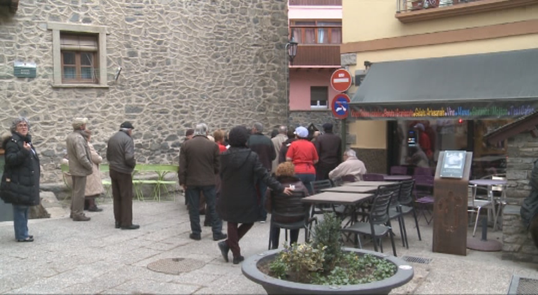 Els bombers desallotgen l'hostal Calones per un avís de fum