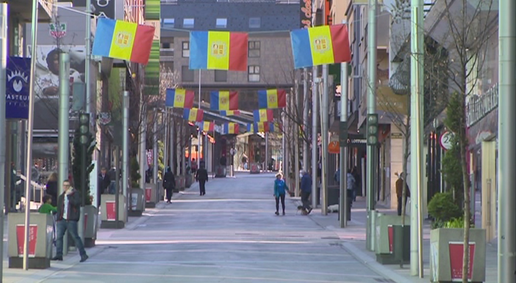 Carrers buits i comerços tancats desconcerten alguns turistes