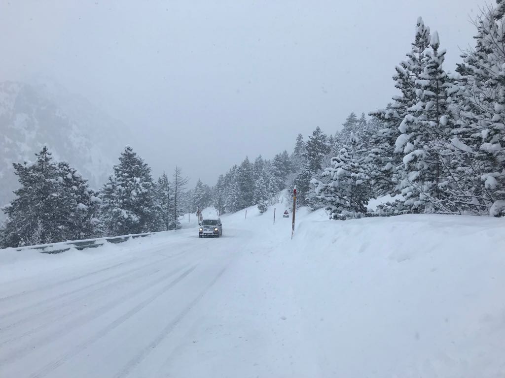 La nevada deixa grans gruixos a cotes altes i complica la circulació al país