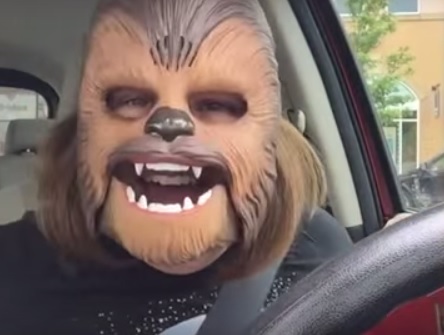 El vídeo més viral de la història de Facebook: el riure contagiós de la dona amb una màscara de Chewbacca