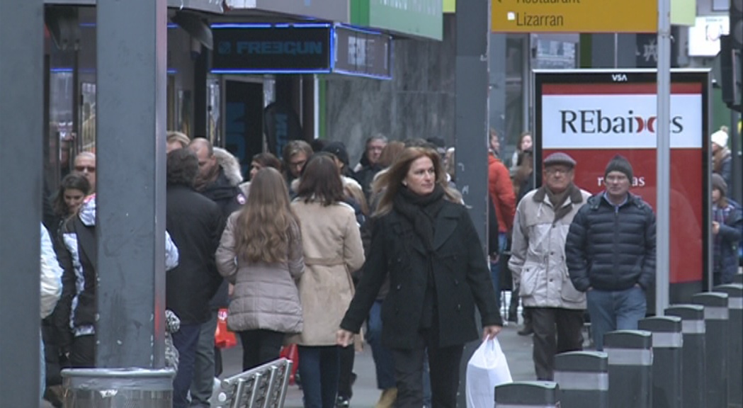 Els carrers comercials s'omplen per les darreres compres de l'any