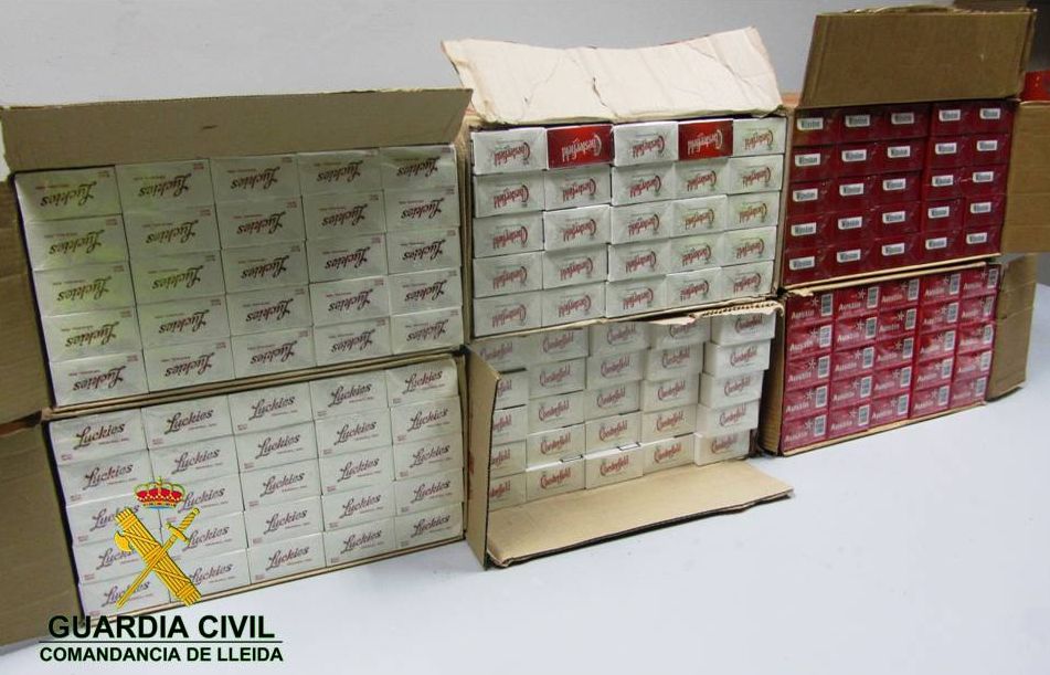 Detingut un home per transportar 3.000 paquets de tabac de contraban