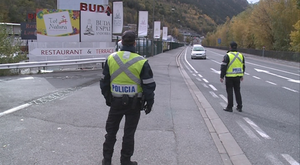 Un conductor begut es fuga i xoca contra un vehicle policial