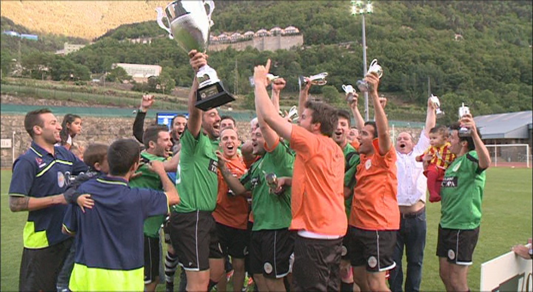 La Unió Esportiva Sant Julià s'emporta la Copa Constitució