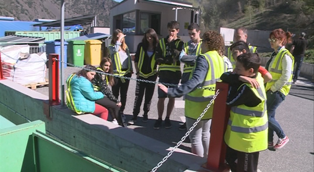 La Central porta els joves al Centre de tractament de residus per fomentar el reciclatge