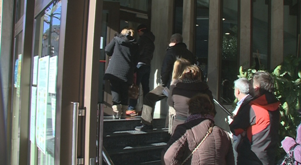 Cues de residents catalans al consolat per assegurar-se el dret de vot el 21 de desembre