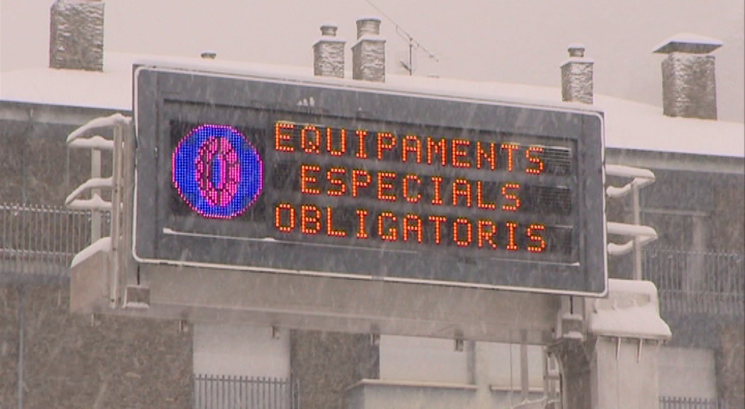 Matí de cues a causa del temporal de neu