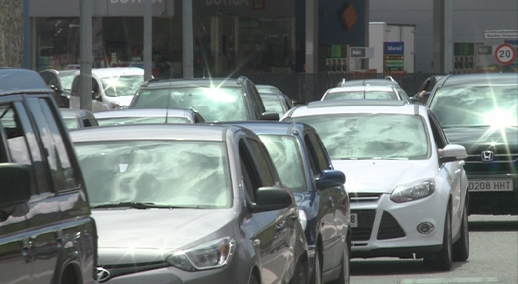 Llargues cues d'entrada al país en l'operació entrada del pont