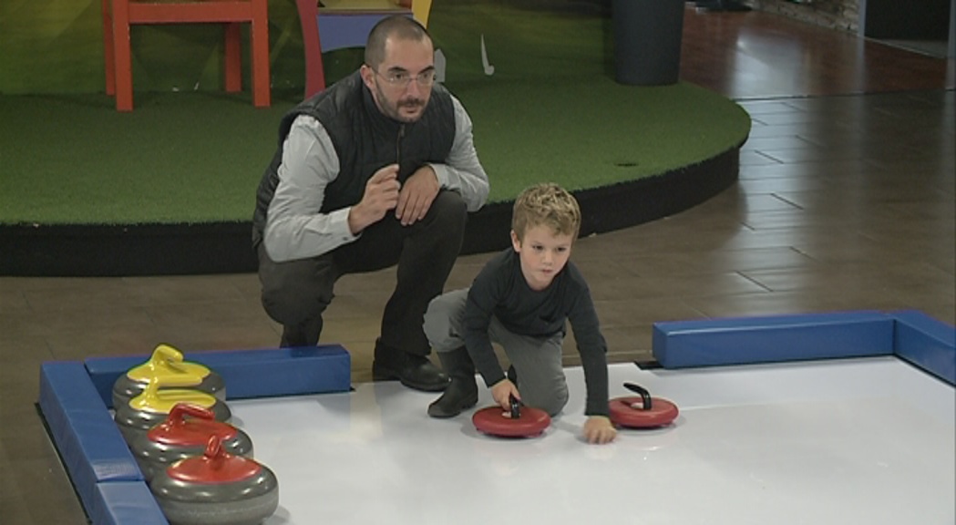 Pista itinerant de cúrling per acostar la disciplina als més joves