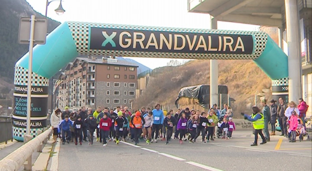 Unes 250 persones se sumen a la cursa solidària per col·laborar amb la Marató