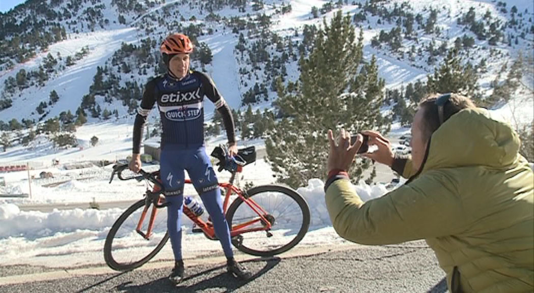 Dan Martin no es deixa intimidar pel fred d'Arcalís a l'hora d'entrenar