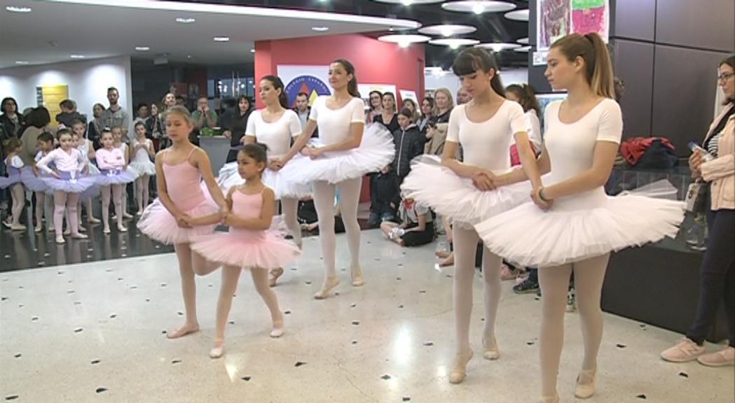 La pluja no frena els ballarins en el Dia Internacional de la Dansa