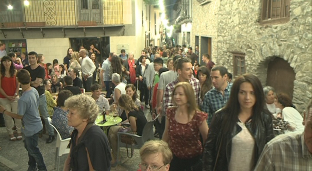 Multitud de persones omplen el centre històric pel De copes