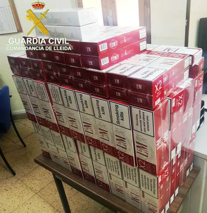 Intercepten dos veïns de la Seu amb 1.800 paquets de tabac de contraban