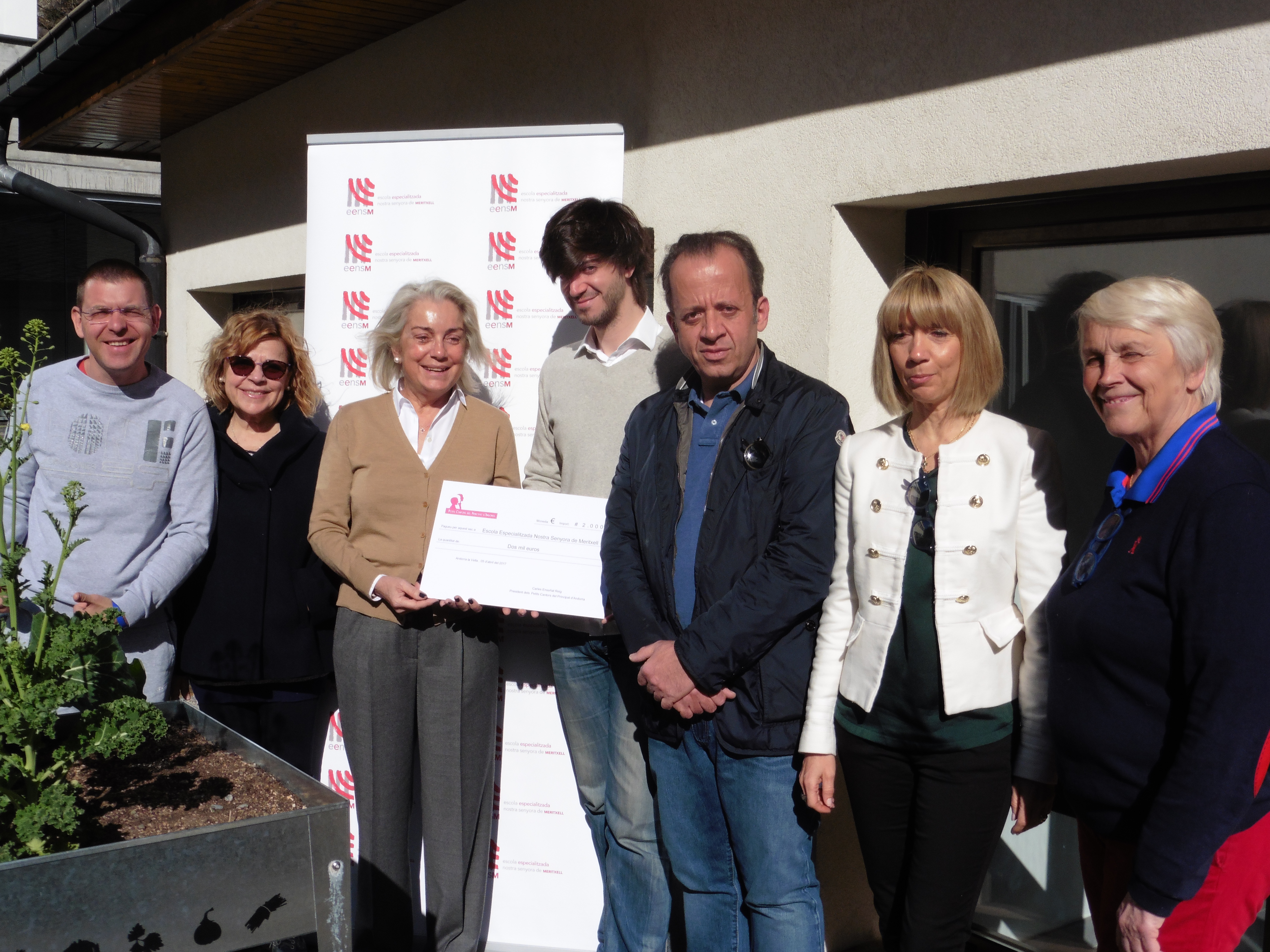 Els Petits Cantors donen 2.000 euros a l'Escola de Meritxell