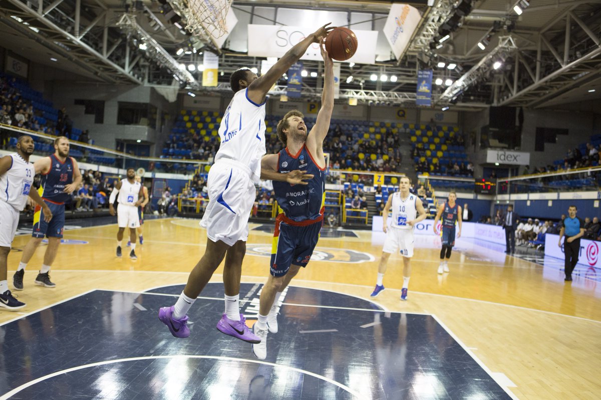 Nit negra a París (99-92)